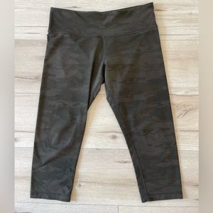 [Lululemon] ✨Vintage✨ Camo Green Wunder Under Crop Size 10